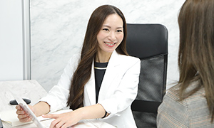 美容クリニック美容皮膚科 Bella Beauty CLINIC 大阪心斎橋院の経験豊富な女性医師が安心の施術を行います